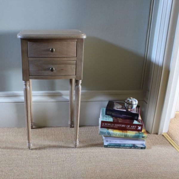 Eensy bedside chest
